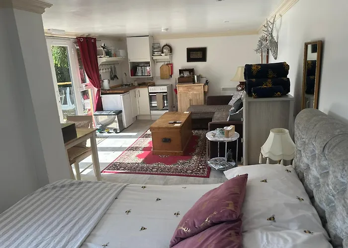 Unique Orchard Lodge For Couples With Hot Tub